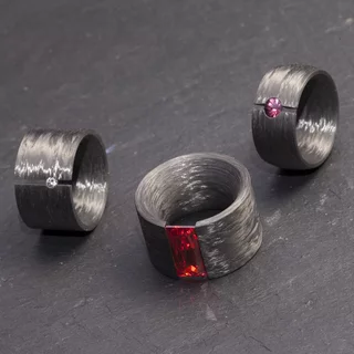 Gefräste Ringe Carbon mit Edelsteinen
